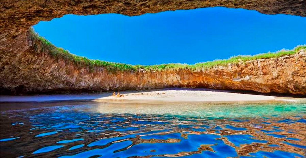 Descubre la Maravilla Natural de Playa Escondida en Riviera Nayarit