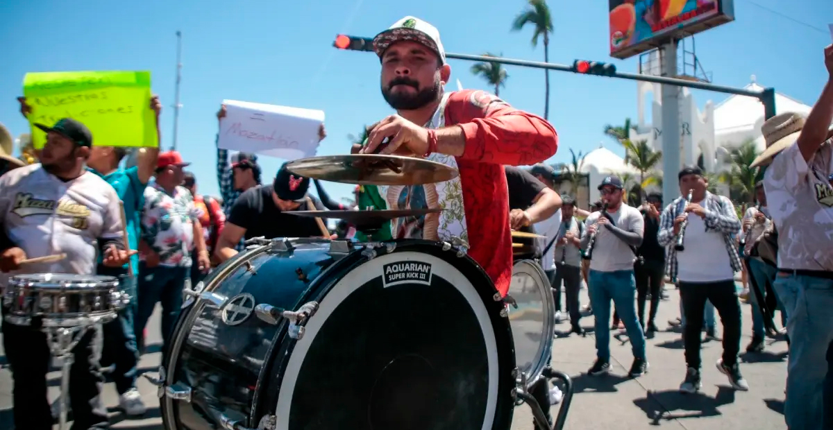 En Mazatlán desafía prohibición de música de banda en playas al intentar un récord Guinness