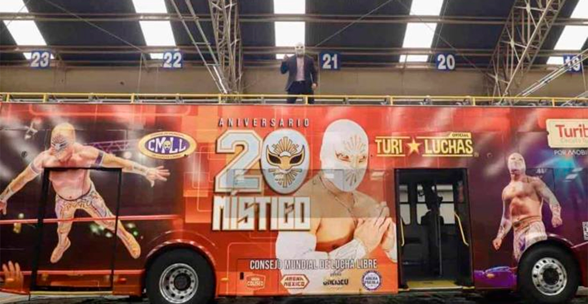 Místico, leyenda viviente de la lucha libre, inmortalizado en un turibús de ADO
