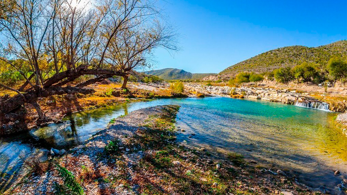 Candela, un rincón mágico entre aguas termales, montañas y grutas legendarias