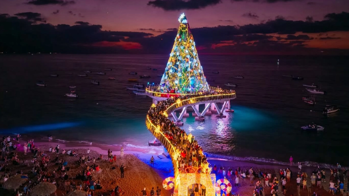 Puerto Vallarta ilumina la Navidad con histórico árbol en el Muelle de Playa Los Muertos