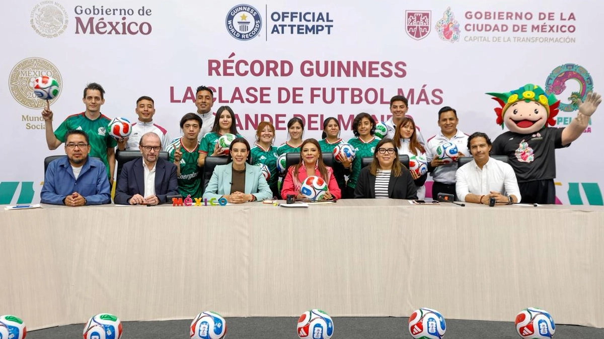 El Zócalo de la Ciudad de México buscará romper el Récord Guinness con la clase de futbol más grande del mundo