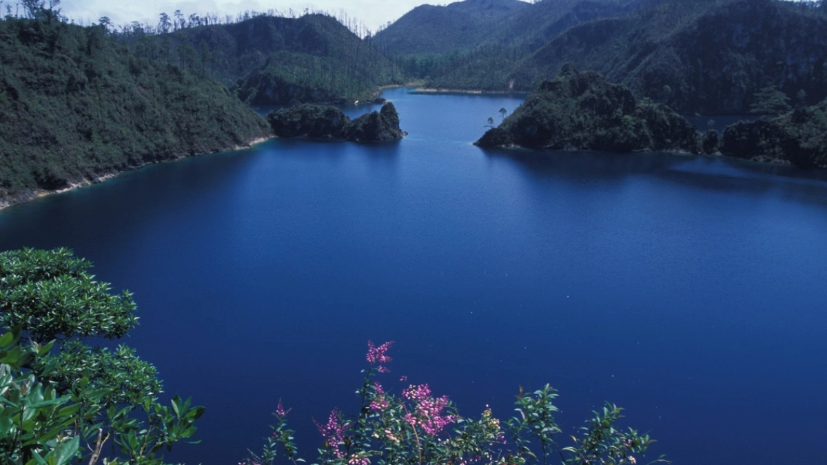 Lagunas de Montebello, el paraíso de aguas multicolor que cautiva a los visitantes en Chiapas