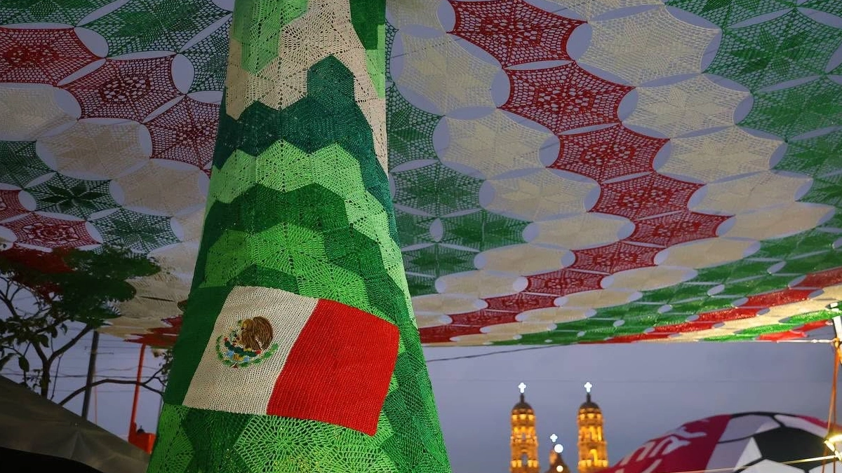 Artesanas de Jalisco crean monumental serpiente azteca tejida para recibir a los visitantes del Mundial 2026