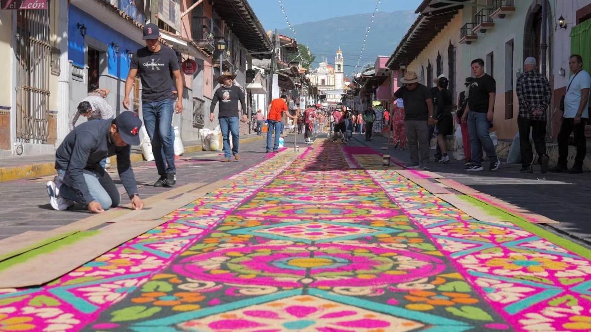 La monumental alfombra de aserrín vuelve a llenar de color a Xico en honor a Santa María Magdalena