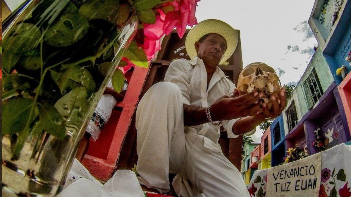 Pomuch, Campeche: el ritual de limpiar los huesos que mantiene vivos los lazos con los difuntos
